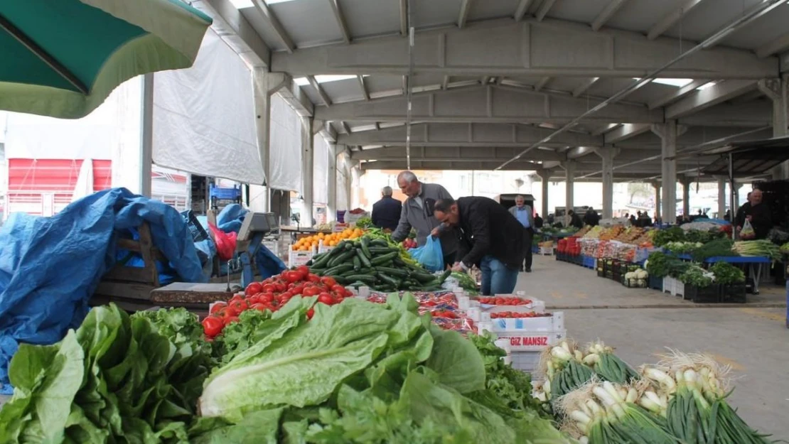 Kapalı pazar yerinde esnaf sıcak ortamda satışlarını yapıyor