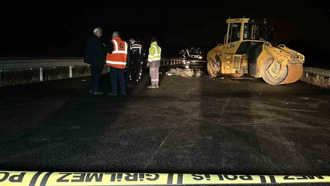 Kapalı yola giren motosiklet silindire çarptı: 2 ölü