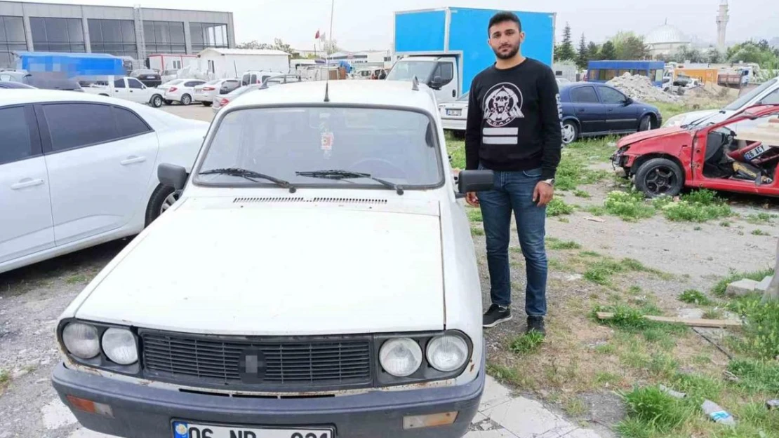 Kapı kilidini kırdıkları otomobilden 4 bin liralık eşya çaldılar