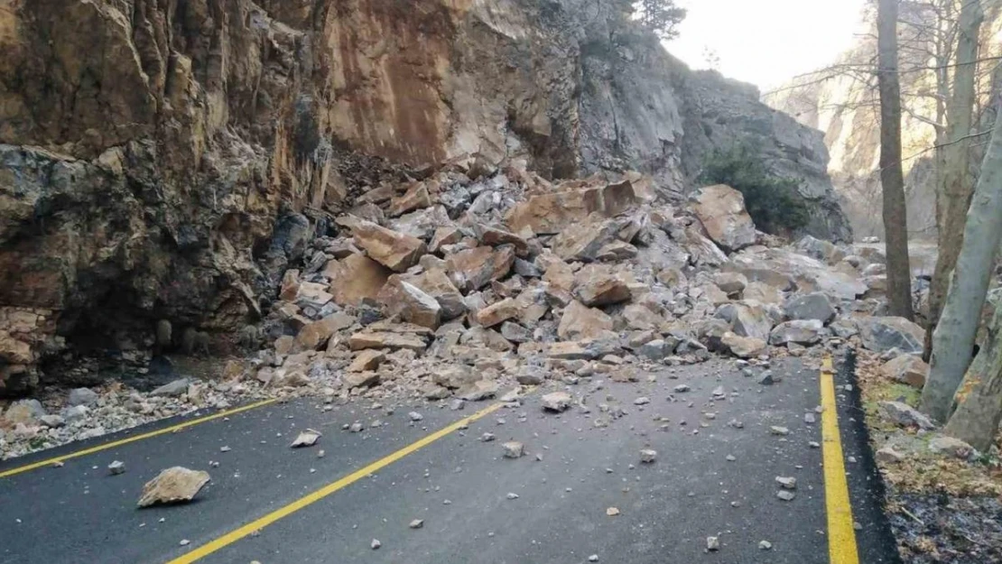 Kapuzbaşı Yolu'nda heyelan