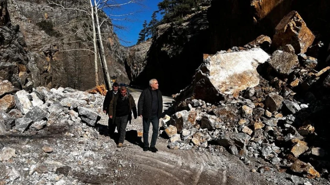 Kapuzbaşı Yolu'ndaki heyelana büyükşehirden anından müdahale