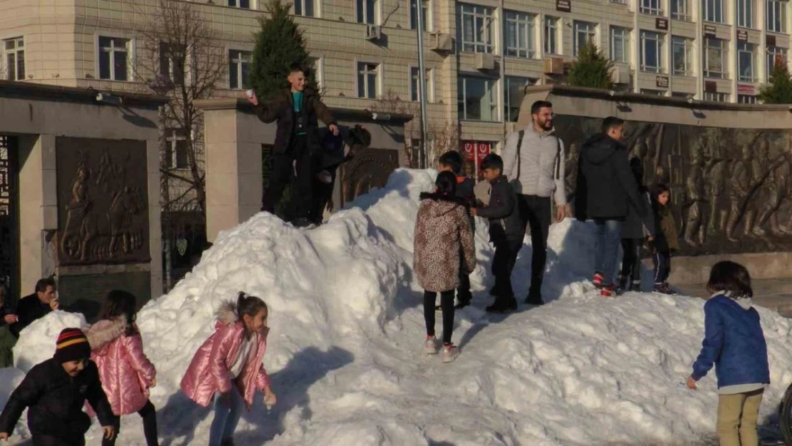 Kar gördüler, kendilerinden geçtiler