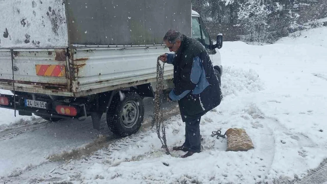 Kar kalınlığı 20 santimi buldu, ekipler durmadan çalışıyor