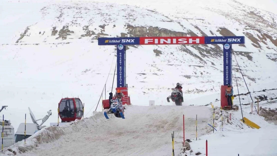 Kar motorlarının sesi Erciyes'te yankılandı