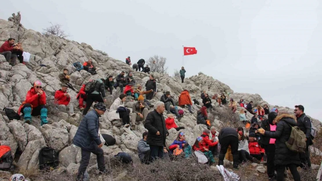 Kar şenliğinde dağda kar bulamadılar