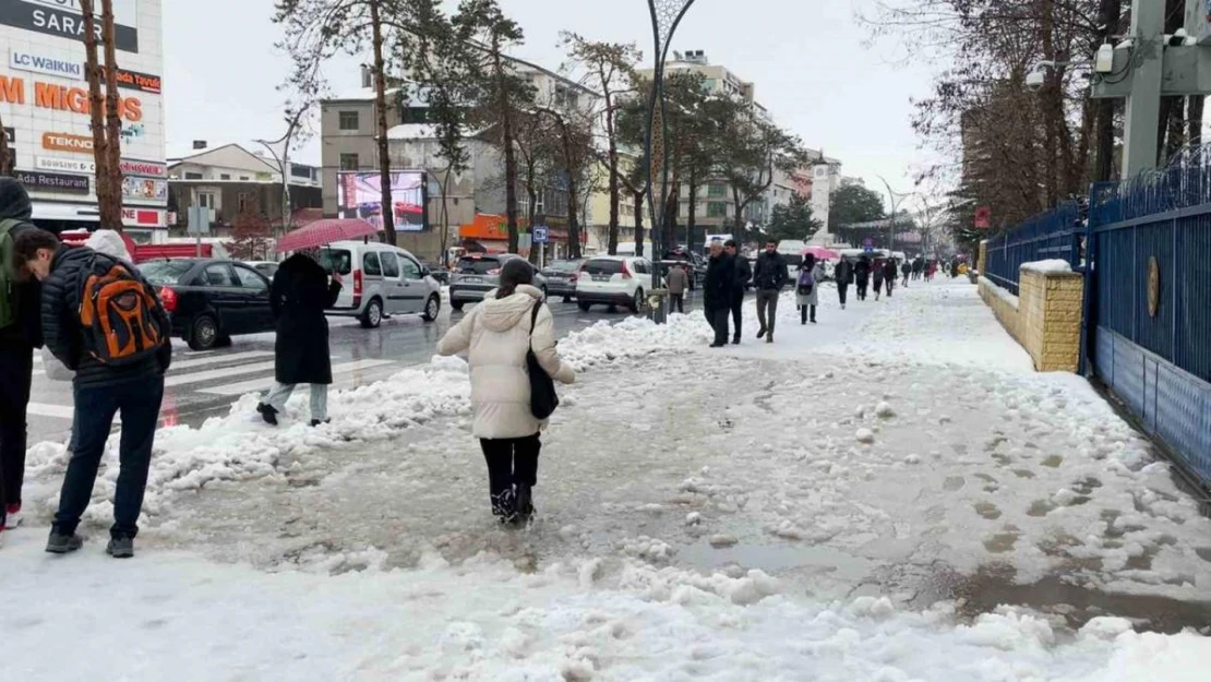 Kar sonrası ilçe adeta göle döndü