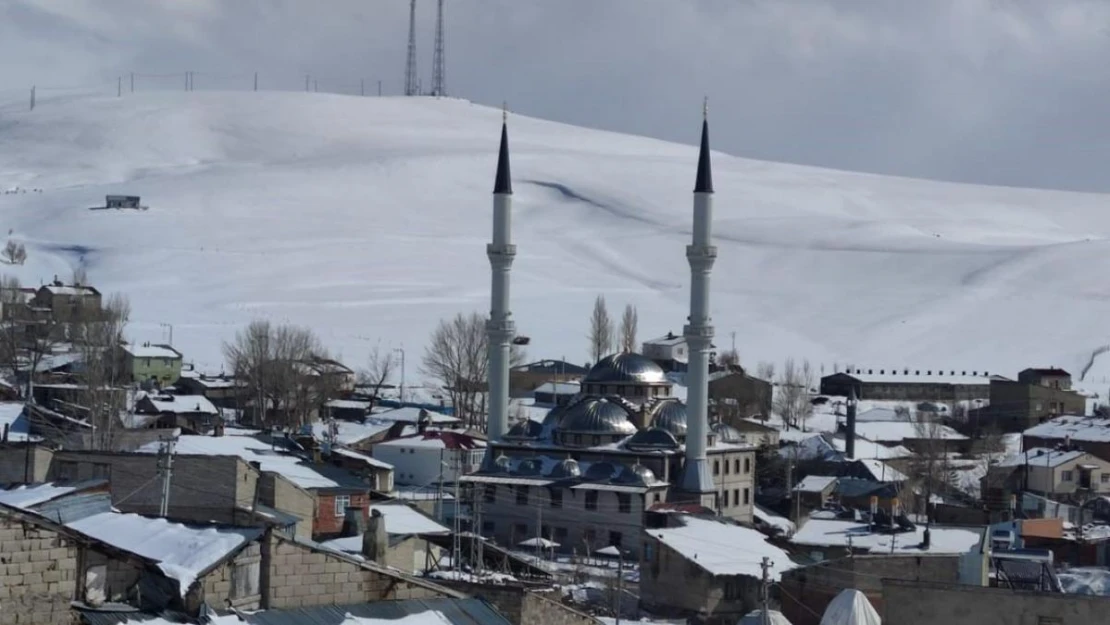 Kar yağışı Aşkale'yi esir aldı