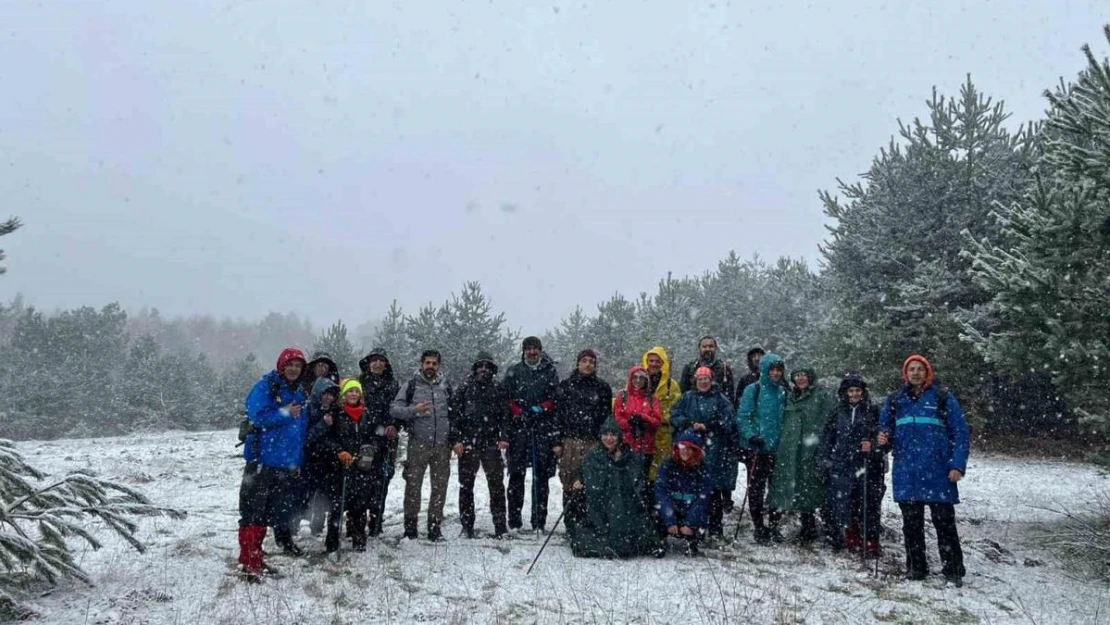 Kar yağışı eşliğinde 13 kilometre yürüyüş