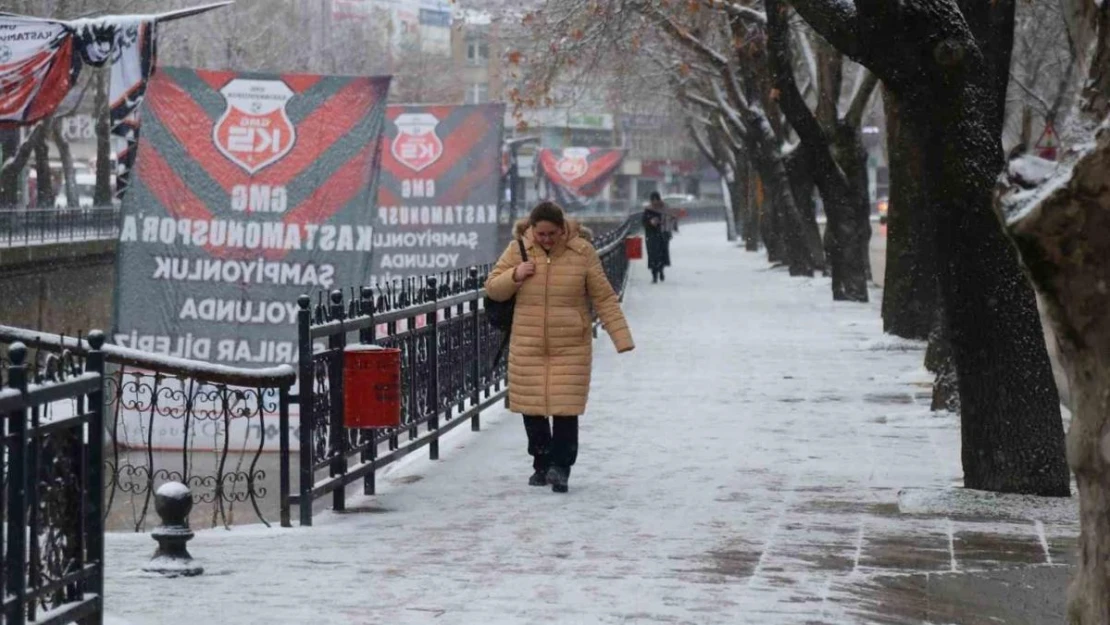 Kar yağışı Kastamonu'yu beyaza bürüdü: Vatandaşlar yeni güne karla uyandı