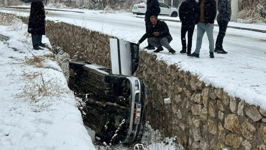 Kar yağışı kazaları beraberinde getirdi: Kayan araç dereye düştü