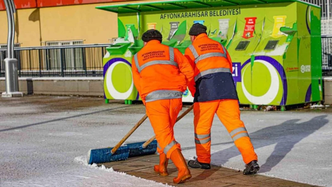 Kar yağışı sonrası hummalı temizlik çalışması başladı