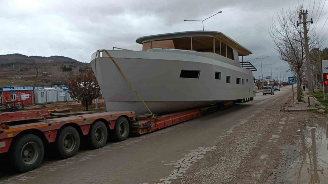 Kara yolundan geçirilen dev tekne, trafiği kilitledi