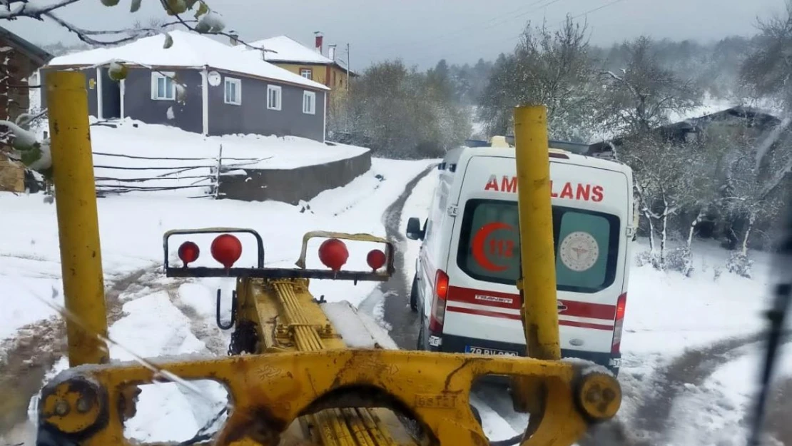 Karabük'te hasta almaya giden ambulans kapanan yolda mahsur kaldı