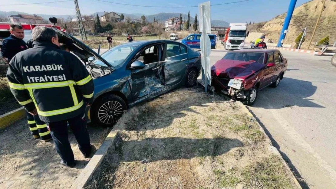 Karabük'te iki otomobil çarpıştı: 3 yaralı