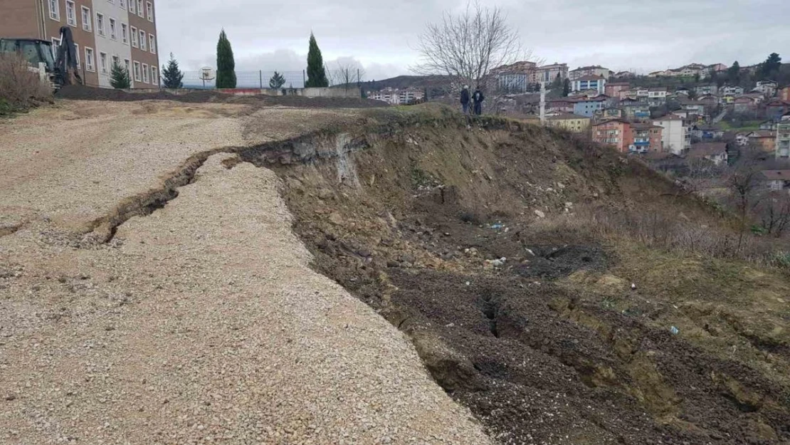 Karabük'te okul bahçelerine yakın alanda toprak kayması devam ediyor