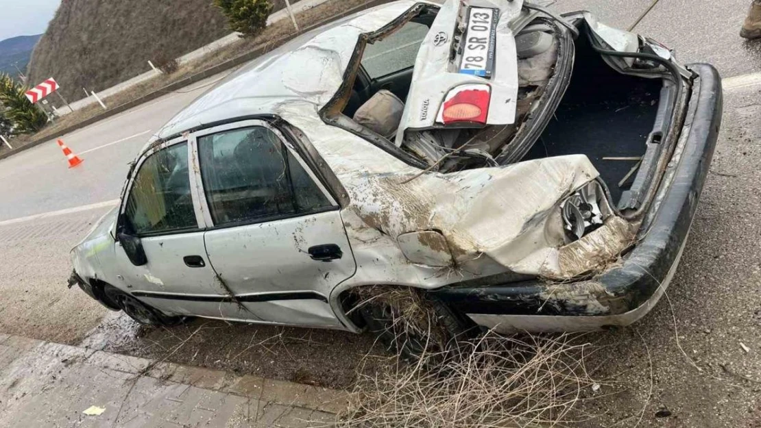 Karabük'te otomobil kayganlaşan yolda şarampole devrildi: 1 ölü, 1 yaralı