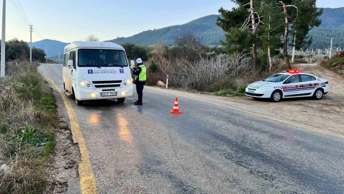 Karacasu'da okul servis araçları denetlenerek, öğrenciler bilgilendirildi