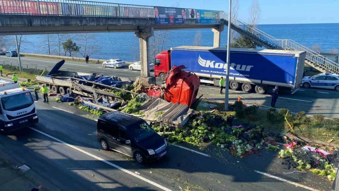 Karadeniz Sahil Yolu'nda sebze yüklü tır orta refüje çıktı: 1 ölü