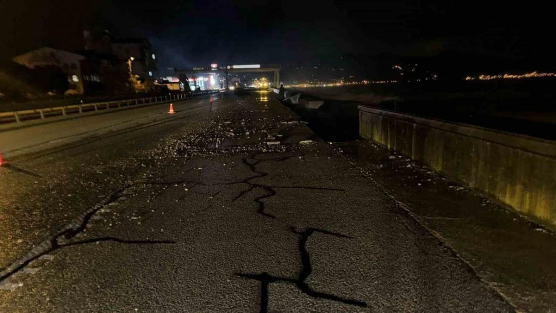 Karadeniz Sahil Yolu'nda şiddetli dalgalar yolun çökmesine neden oldu