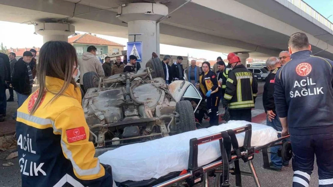 Karaman'da çarpışan otomobillerden biri takla attı: 3 yaralı