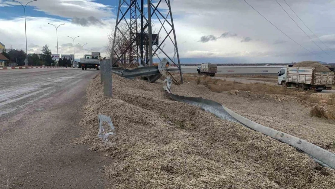 Karaman'da küspe yüktü tır devrildi: 1 yaralı