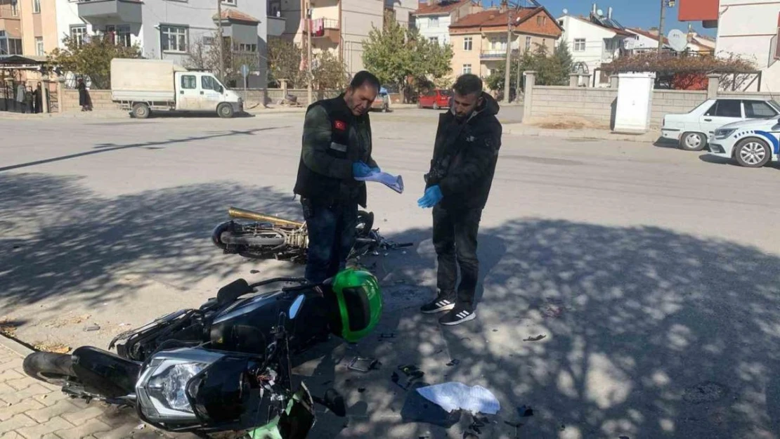 Karaman'da motosikletler çarpıştı: 1'i ağır 2 yaralı