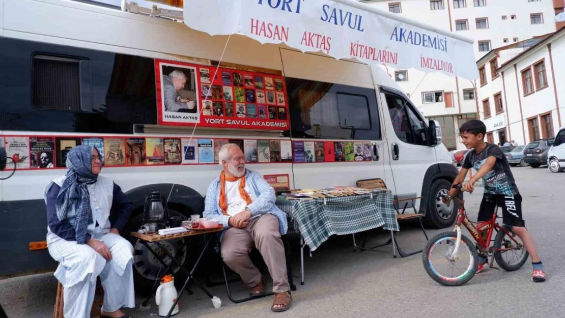 Karavan kitap ile Anadolu'yu geziyorlar