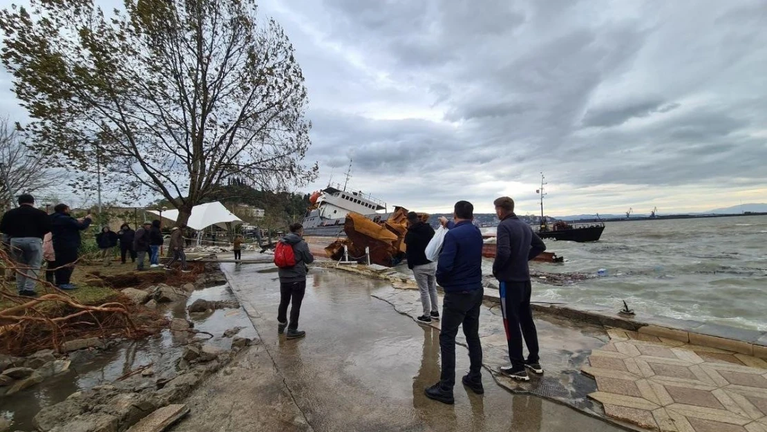 Karaya oturan geminin enkazını görüntülemek için birbirleriyle yarıştılar