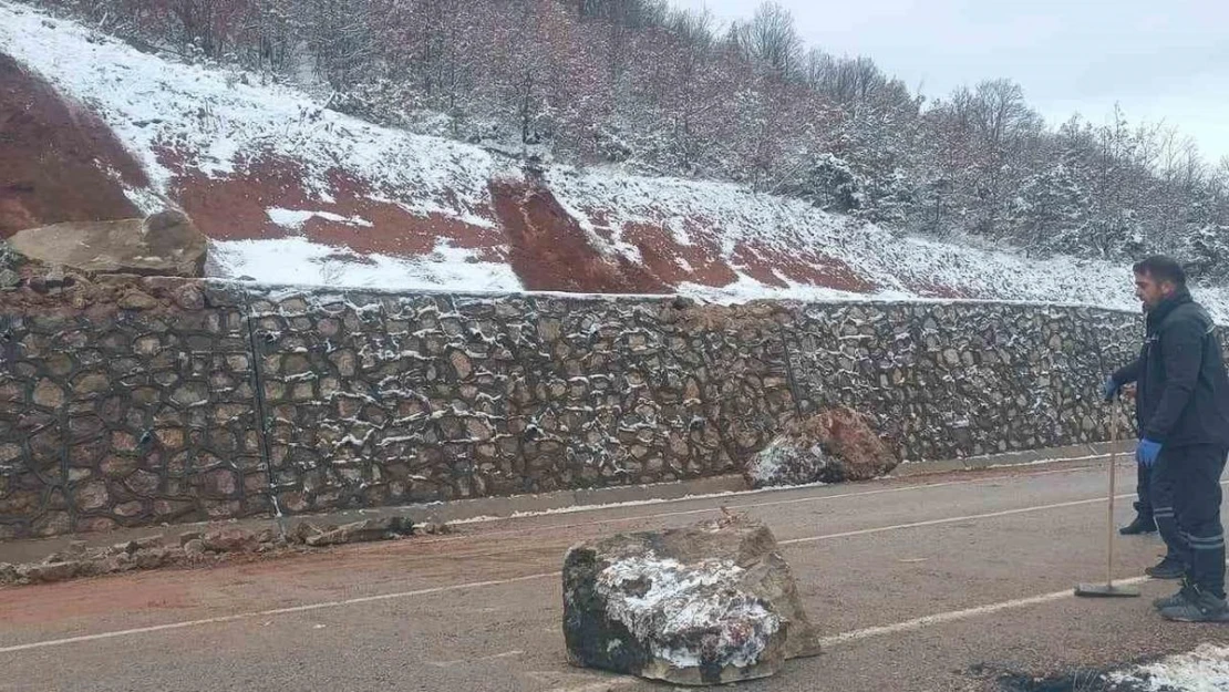 Karayoluna düşen kaya parçaları trafiği aksattı