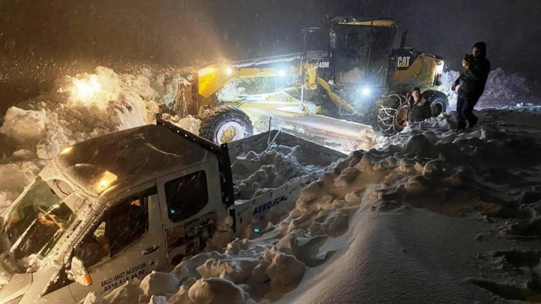 Karda mahsur kalan arıcılar 24 saat sonra kurtarıldı