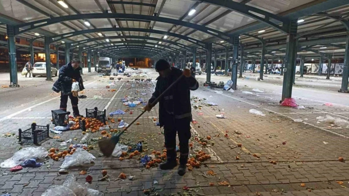 Karesi'de köşe bucak temizlik sürüyor