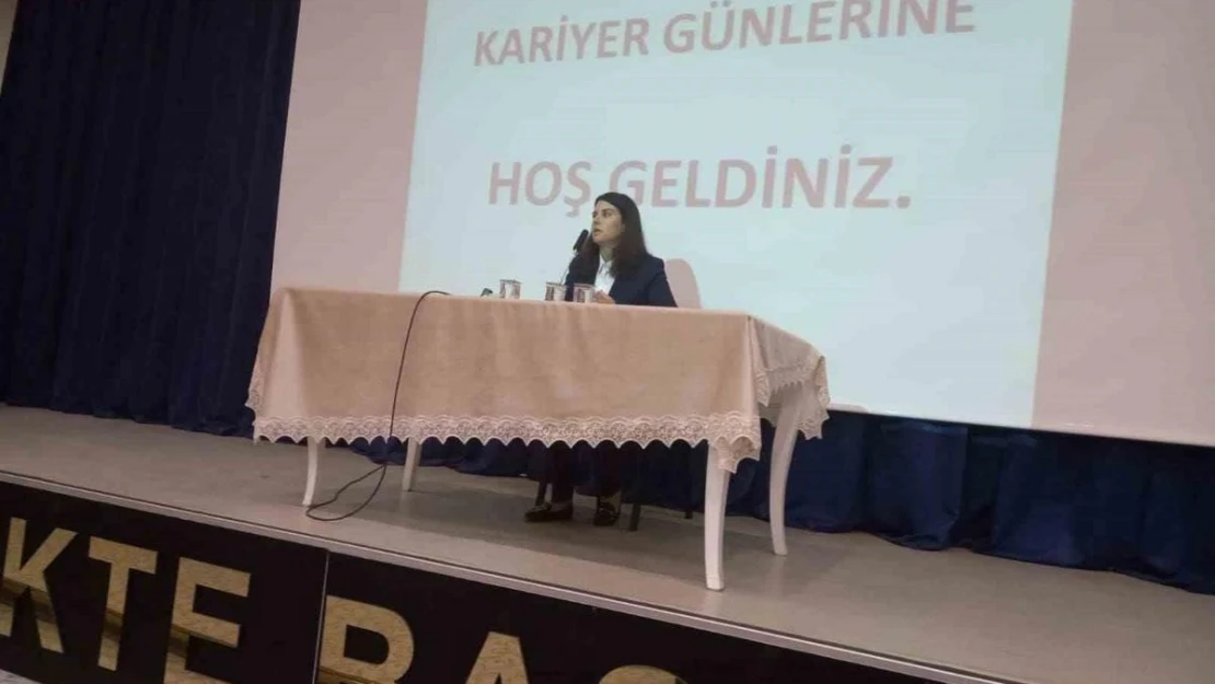 Kariyer Günleri'nde gençler meslekler hakkında bilgilendiriliyor