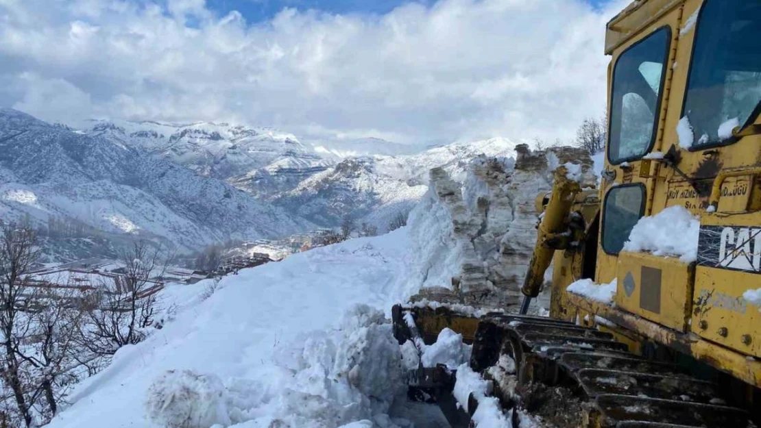 Karla kaplı Şırnak'ta yol açma çalışmaları devam ediyor