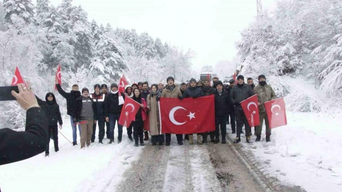 Karlı havada şehit Mehmetçikler için yürüdüler