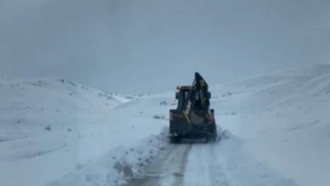 Karlı yolları aşan ekipler, hastaların yardımına ulaştı