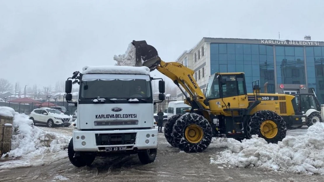 Karlıova'da iki hafta içinde 500 kamyona yakın kar ilçe dışına atıldı