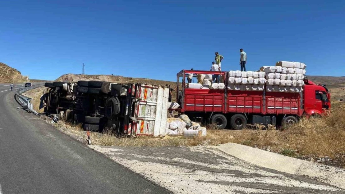 Karlıova'da saman yüklü kamyon devrildi