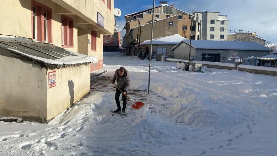 Karlıova'da yoğun kar, 40 köy yolunu ulaşıma kapattı