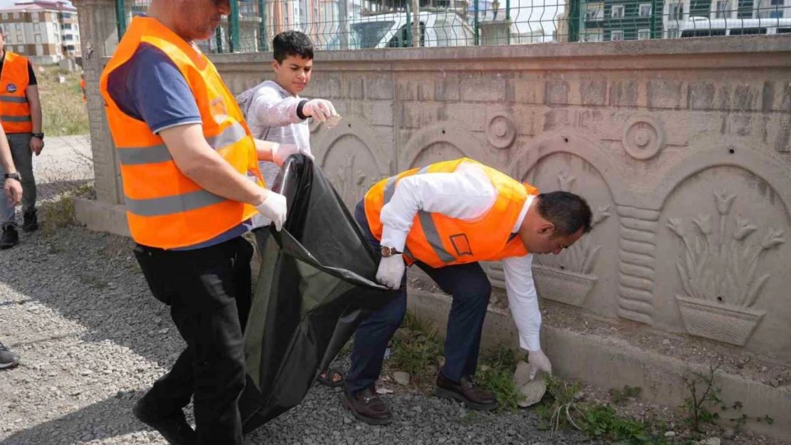 Kars Belediye Başkanı Senger, çevre temizliğine katıldı