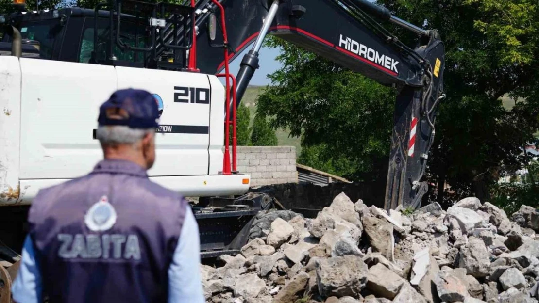 Kars belediyesi kenti metruk binalardan temizliyor