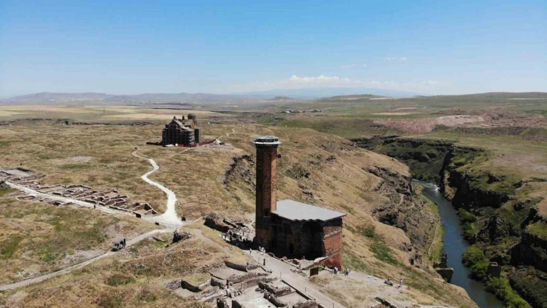 Kars'ta Ani Kilisesi yoğun ilgi görüyor