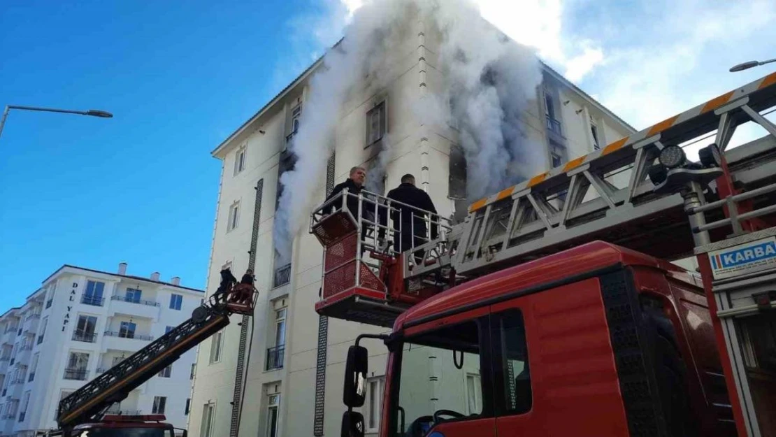 Kars'ta 5 katlı binada doğal gaz patlaması: 1'i ağır 3 yaralı