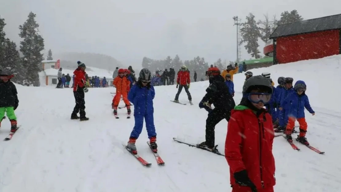 Kars'ta 600 öğrenciye kayak eğitimi verildi