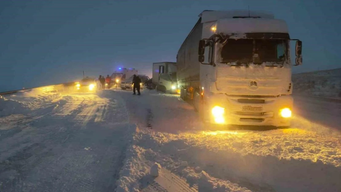 Kars'ta 7 araçlı zincirleme kaza: 5 yaralı