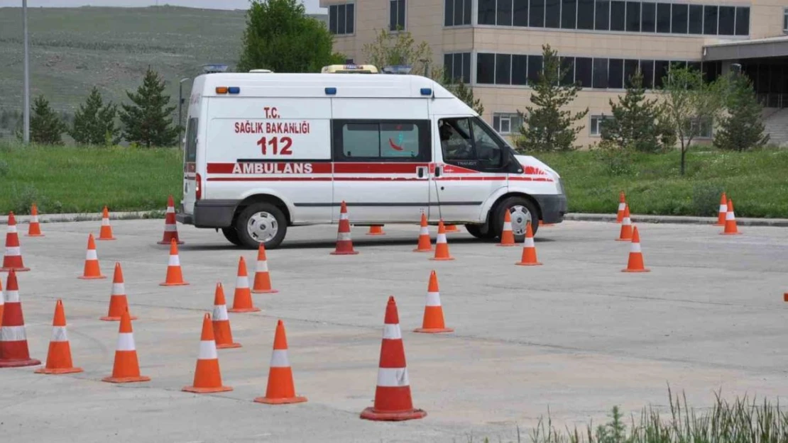 Kars'ta ambulans sürüş eğitimleri nefes kesti