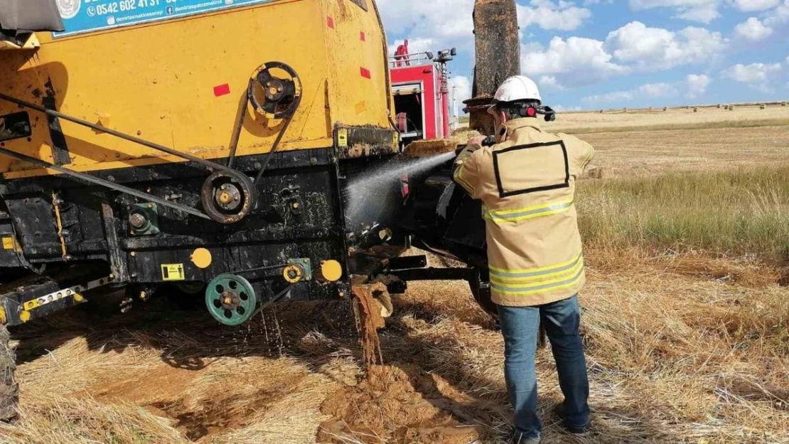 Kars'ta aşırı sıcaktan biçerdöverde yangın çıktı