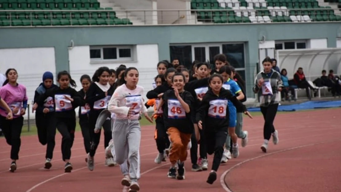 Kars'ta atletizm yarışları yapıldı