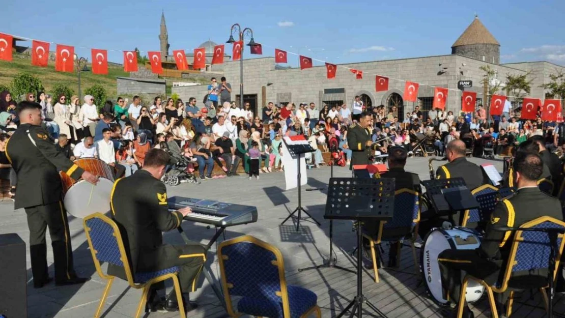 Kars'ta bando konseri yoğun ilgi gördü