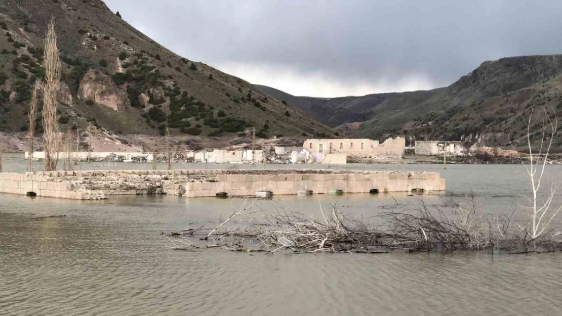 Kars'ta baraj kapakları kapandı, eski köy sular altında kaldı