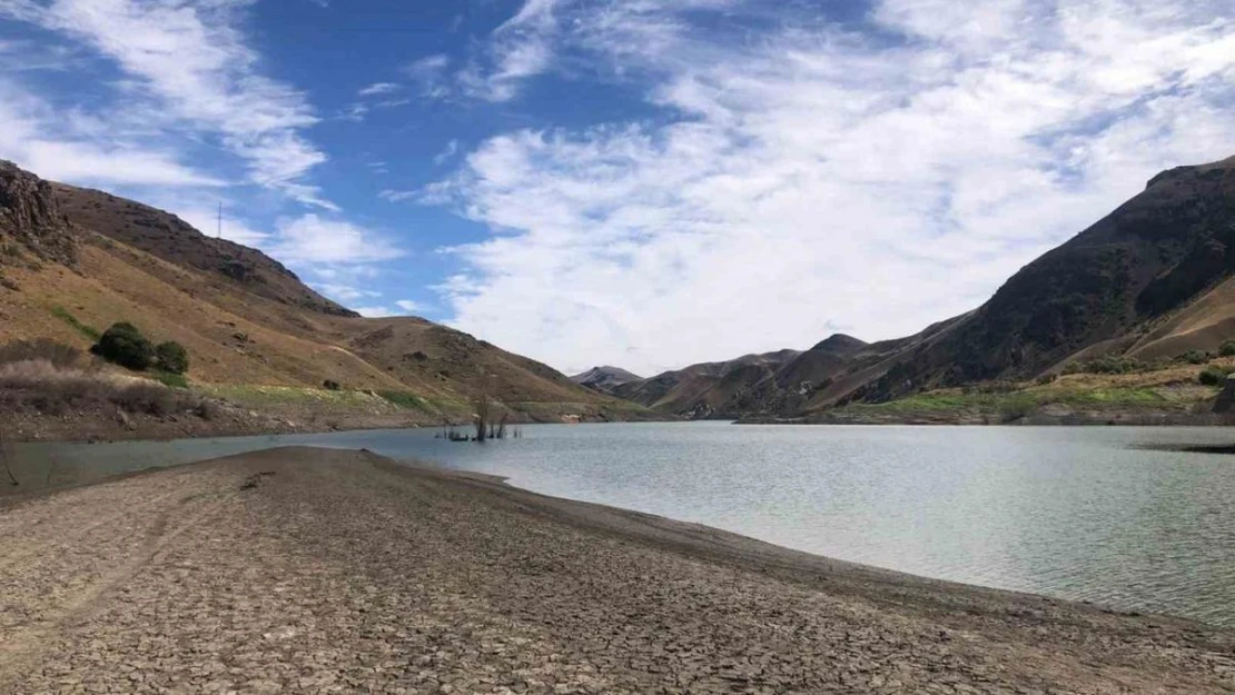 Kars'ta baraj suyu 20 metre çekildi